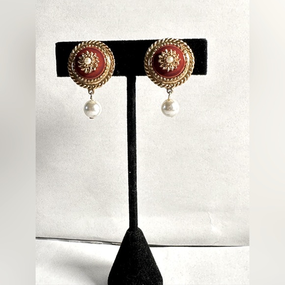 Sarah Coventry Set Gold Tone Red Enamel clip-on Earrings and matching brooch - Picture 5 of 7